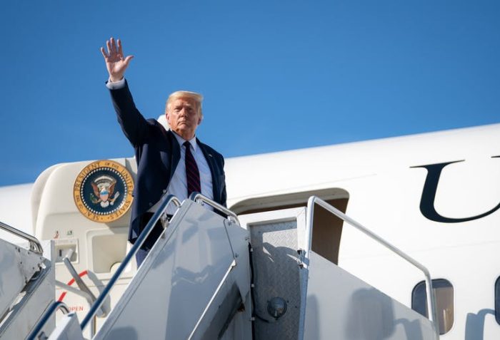 foto de Donald Trump subiendo al Air Force One