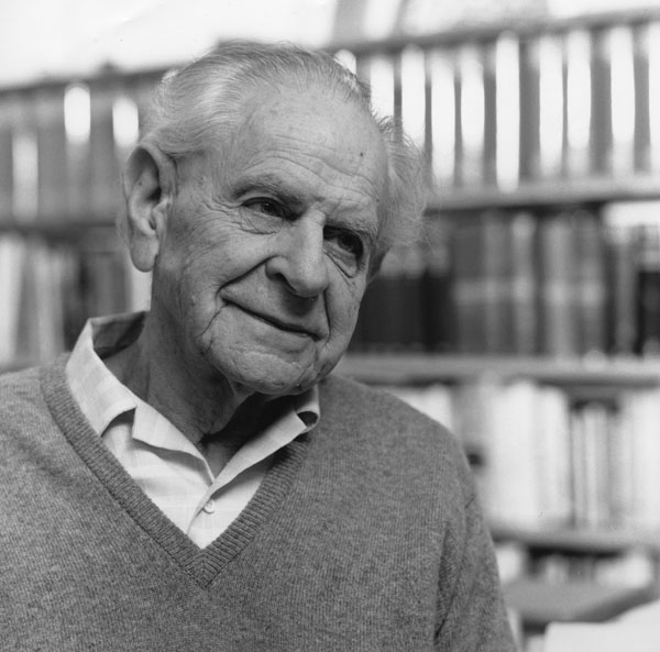 Karl Popper sonríe a cámara