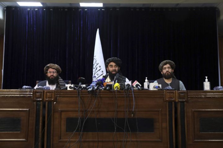 Talibanes hablan en público