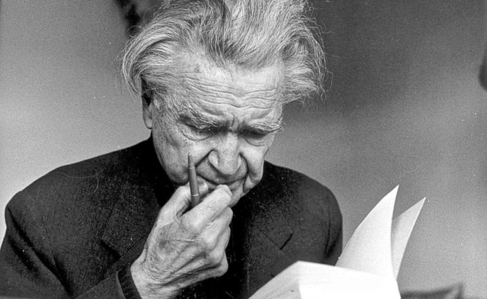 Emil Cioran leyendo