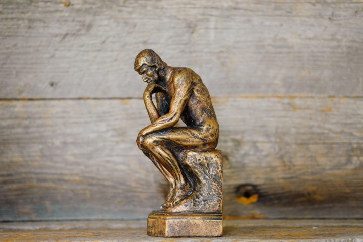 pensador de Rodin en miniatura
