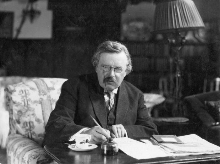 G.K. Chesterton escribiendo