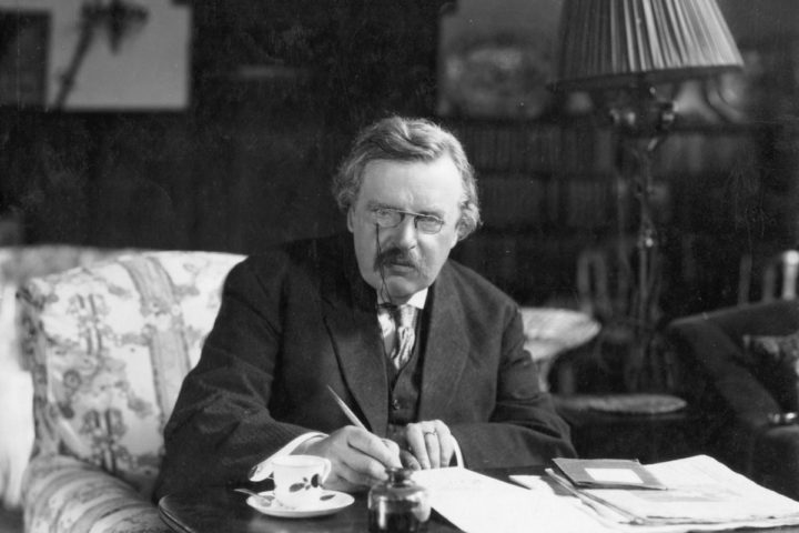 G.K. Chesterton escribiendo