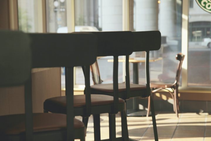 sillas y mesa en un café vacío