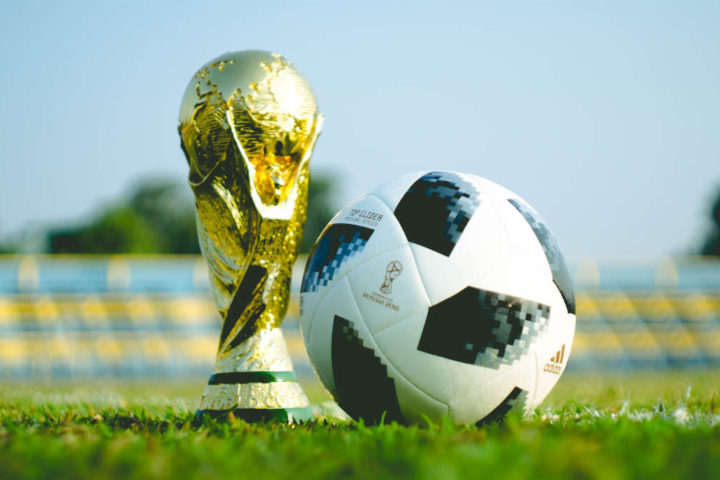 Copa del mundo de Catar 2022 junto a un balón de fútbol