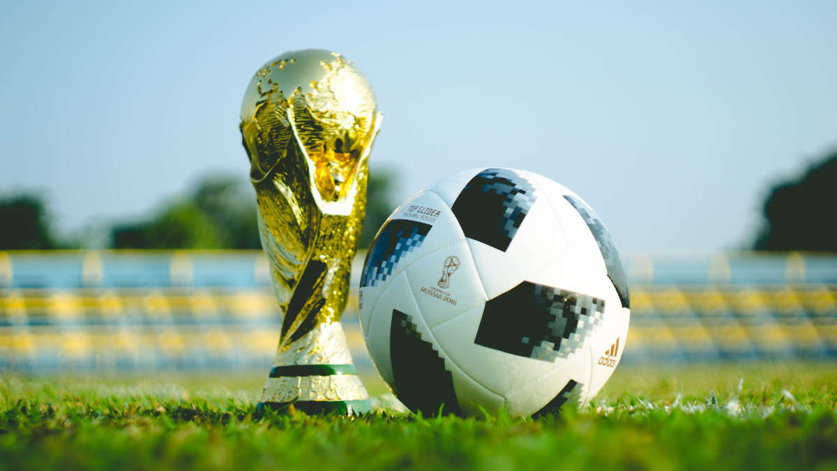Copa del mundo de Catar 2022 junto a un balón de fútbol