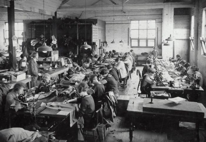 Foto de trabajadores en una fábrica