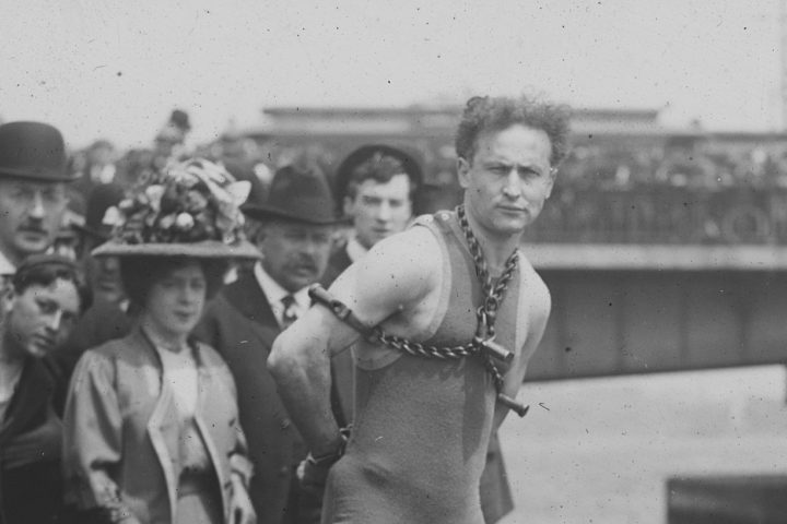 Houdini salta desde el puente de Harvard, Boston, 1908