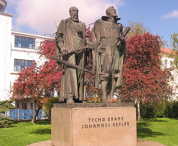 Monumento a Tycho Brahe y Johannes Kepler en Praga, República Checa