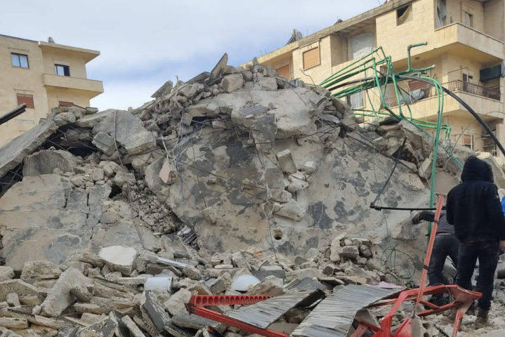 16000 victimas terremotos en Turquía y Siria