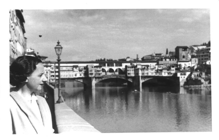 María Zambrano en el Ponte Vecchio de Florencia