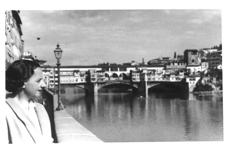 María Zambrano en el Ponte Vecchio de Florencia
