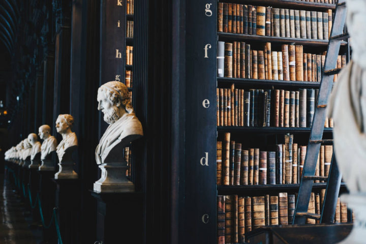 Bustos de filósofos en una biblioteca