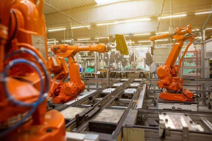 Robots en una fabrica ensamblando piezas de autos