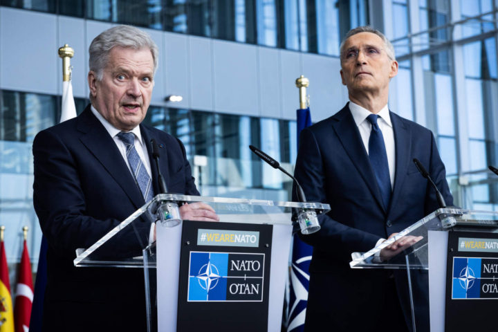 Rueda de prensa de representantes de Finlandia y la OTAN