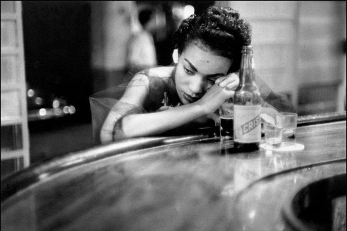 Chica de bar en un burdel del barrio rojo, La Habana, Cuba, 1954. Fotografía: Eve Arnold/Magnum Photos