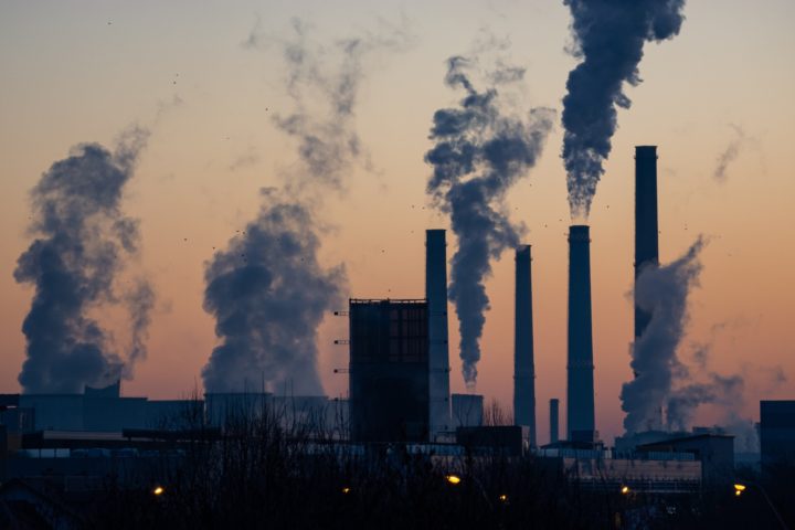 Concepto de contaminación, fábricas contaminan el medio ambiente
