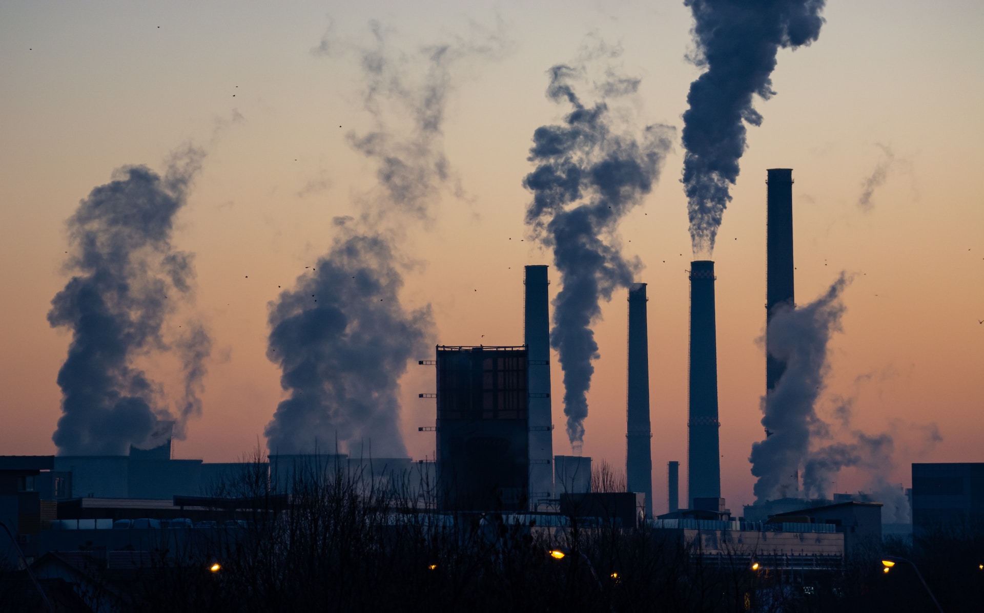 Concepto de contaminación, fábricas contaminan el medio ambiente