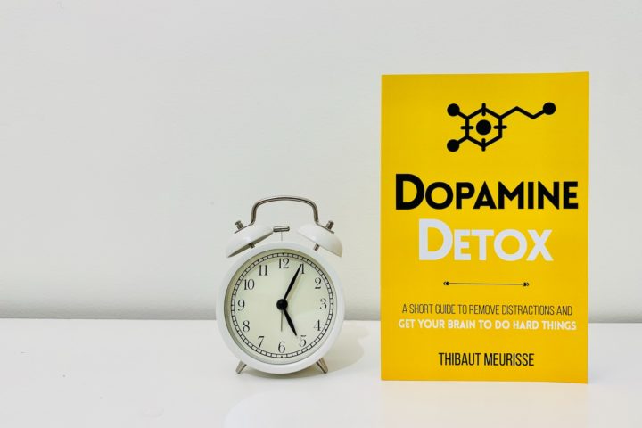 La típica foto del libro de desintoxicación de dopamina con un reloj de ikea