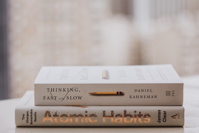 Hábitos atómicos: Cambios pequeños, resultados extraordinarios - Una guía  práctica para transformar tu vida - Dialektika
