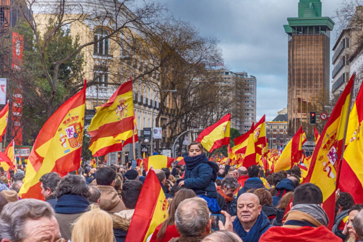 Manifestantes con banderas españolas
