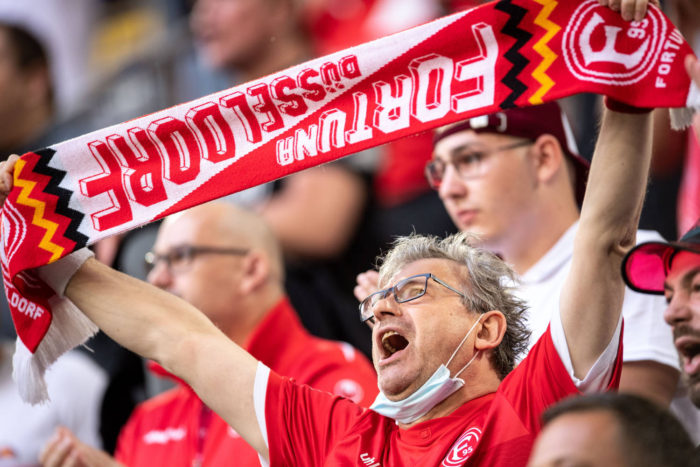 Un hincha del Fortuna Düsseldorf, de la segunda división de la Bundesliga, alienta a su equipo durante el partido contra Werder Bremen. Foto: Marius Becker/dpa