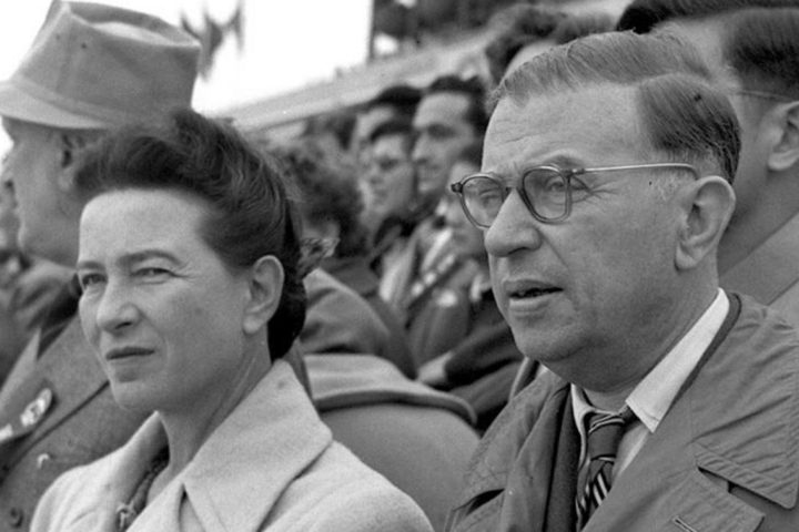 Simone de Beauvoir y Jean-Paul Sartre asisten a la ceremonia del 6º aniversario de la fundación de la China comunista en Beijing, el 1 de octubre de 1955, en la plaza de Tiananmen.