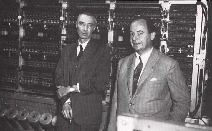 J. Robert Oppenheimer (izquierda) y el matemático John von Neumann (derecha), cuyos trabajos sentaron las bases de la simulación numérica moderna.