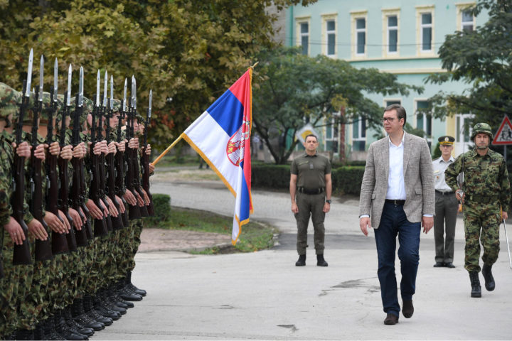 Presidente serbio Aleksandar Vučić mientras asistía al ejercicio táctico conjunto de tiro real BEGEJ 2019 con el miembro de la Presidencia de Bosnia y Herzegovina, Milorad Dodik, el ministro de Defensa, Aleksandar Vulin (centro al fondo de la foto), el jefe del Estado Mayor de las Fuerzas Armadas serbias, el general Milan Mojsilović.