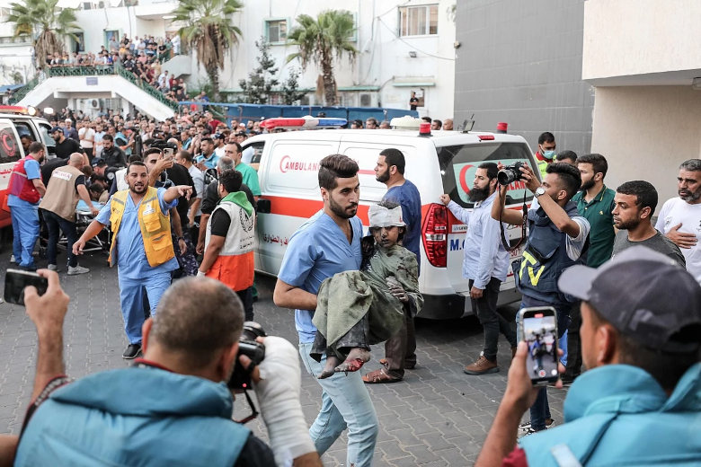 Agencia Palestina de Noticias e Información (Wafa). Médicos trasladan a un niño palestino herido al hospital Al-Shifa de la ciudad de Gaza tras un ataque aéreo israelí el 11 de octubre de 2023.