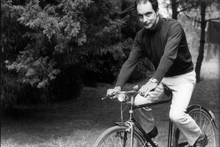 Italo Calvino en bicicleta en 1970. Wikimedia Commons
