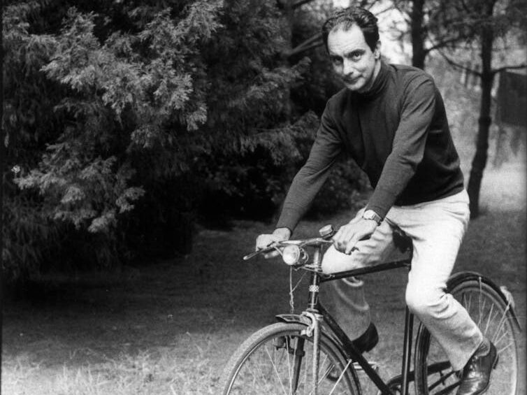 Italo Calvino en bicicleta en 1970. Wikimedia Commons