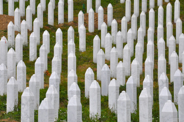Memorial del Genocidio de Srebrenica o Memorial de Srebrenica-Potočari, por Jelle Visser (2017).