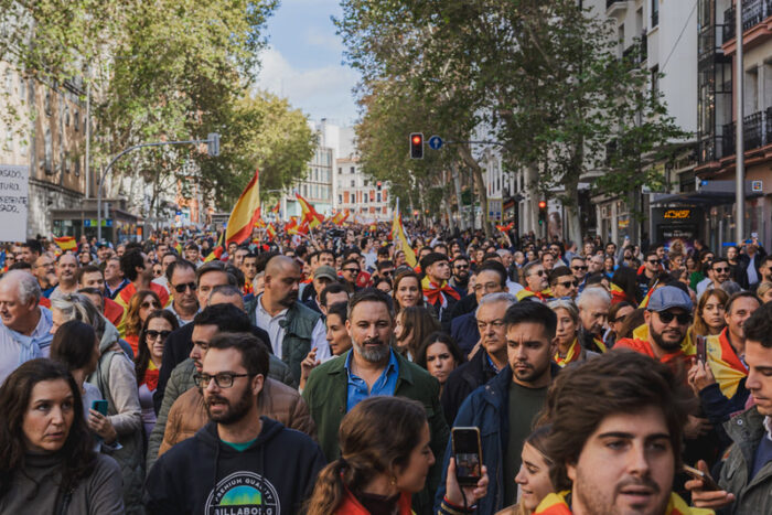 "Contra la Amnistía". Santiago Abascal marcha con ciudadanos en Sol y en Ferraz. Vox España (2023)