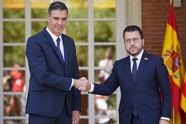 El presidente del Gobierno en funciones, Pedro Sánchez, y el presidente de la Generalitat de Cataluña, Pere Aragonès. RTVE