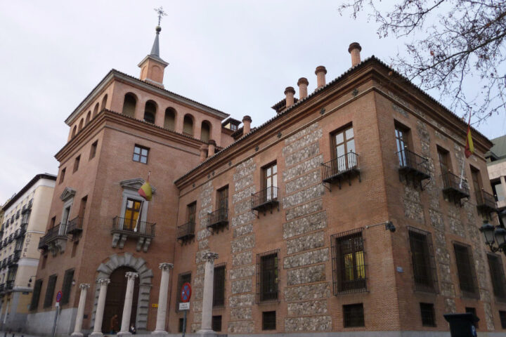 Casa de las Siete Chimeneas (Madrid, España). Wikimedia Commons, 2023