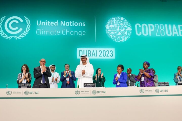 Su Excelencia el Dr. Sultan Al Jaber, Presidente de la COP28 (centro de la foto), y los participantes aplauden en la Apertura Formal de la COP28. Foto de COP28 / Christopher Pike.