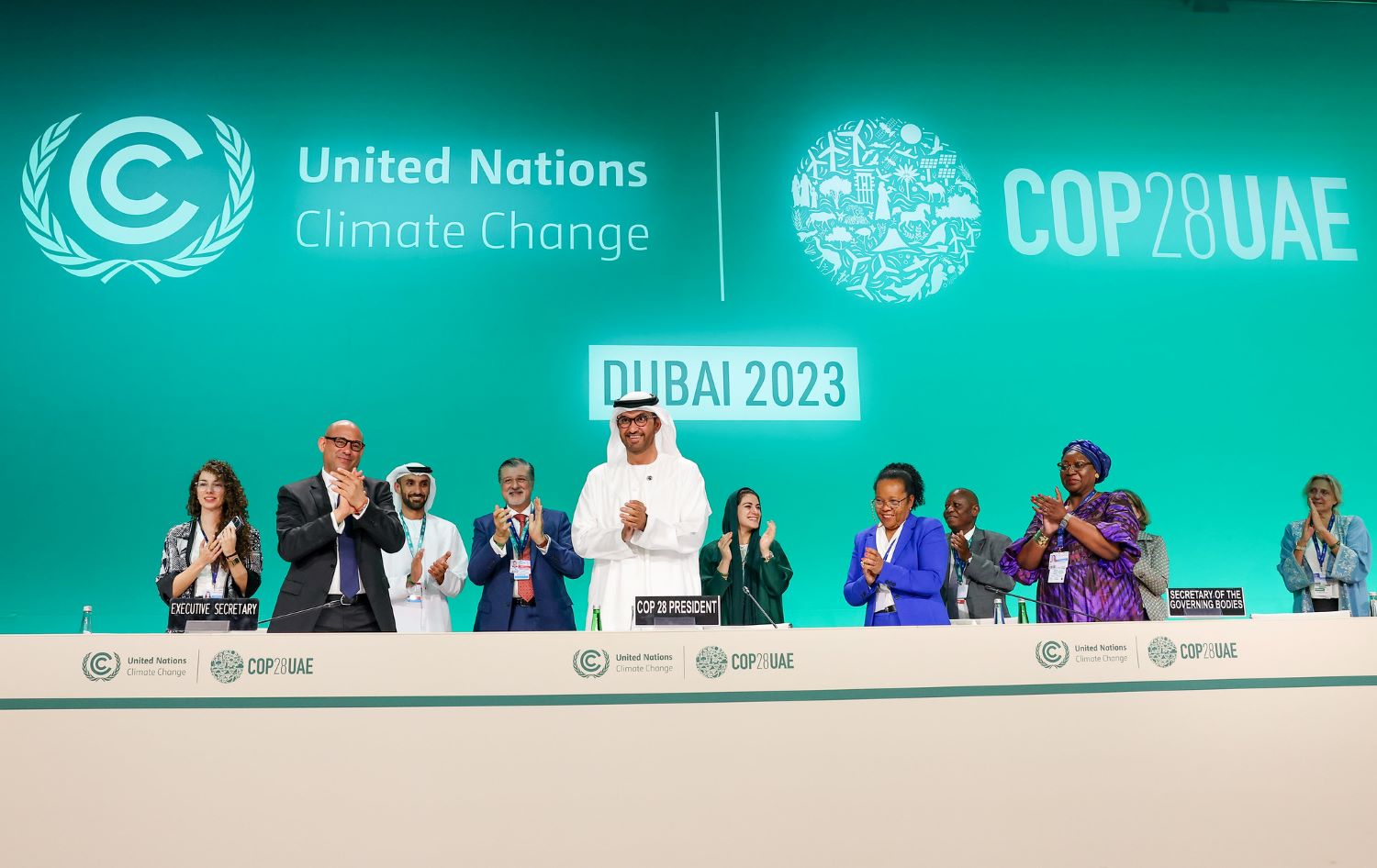 Su Excelencia el Dr. Sultan Al Jaber, Presidente de la COP28 (centro de la foto), y los participantes aplauden en la Apertura Formal de la COP28. Foto de COP28 / Christopher Pike.
