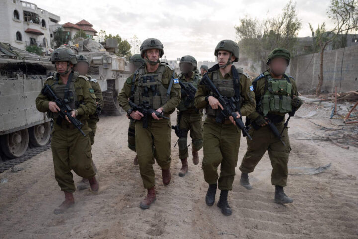 El Jefe del Estado Mayor del ejercito de Israel con comandantes de la brigada de la 36ª División, dentro de Gaza, 1 de diciembre de 2023. Fuerzas de Defensa de Israel.