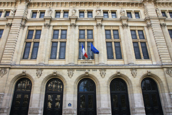 Entrada del edificio principal de la Universidad de la Sorbona