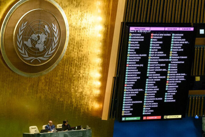 La Asamblea General aprueba una resolución sobre "Protección de los civiles y cumplimiento de las obligaciones jurídicas y humanitarias”. La resolución fue aprobada con 153 votos a favor, 23 abstenciones y 10 votos en contra. UN Photo/Loey Felipe