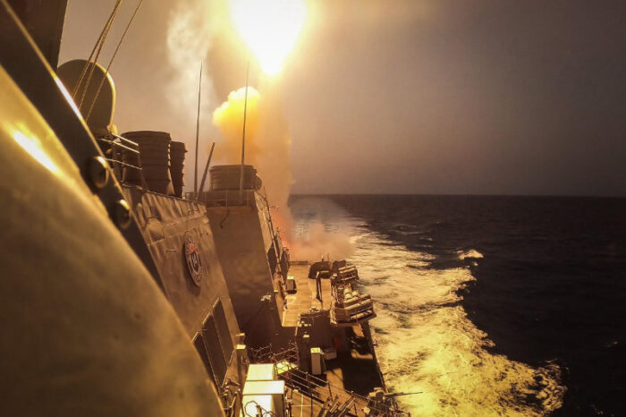 Destructor de misiles guiados de clase Arleigh Burke USS Carney (DDG 64) neutraliza una combinación de misiles hutíes en el Mar Rojo (Foto de la Marina de los EE.UU. por el Especialista en Comunicación de Masas de 2ª Clase Aaron Lau)