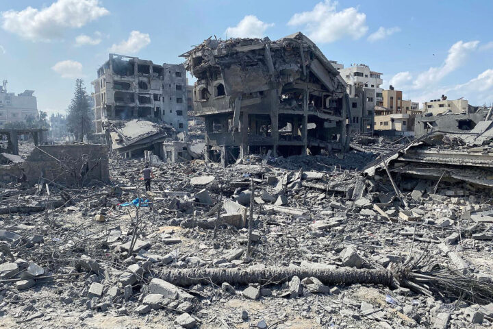 Palestinos inspeccionan los daños tras un ataque aéreo israelí contra el área de El-Remal, en la ciudad de Gaza, el 9 de octubre de 2023.