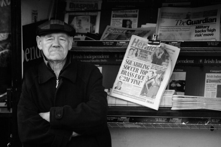 Anciano en un puesto de periódicos, por Thomas Fitzgerald, 2004.