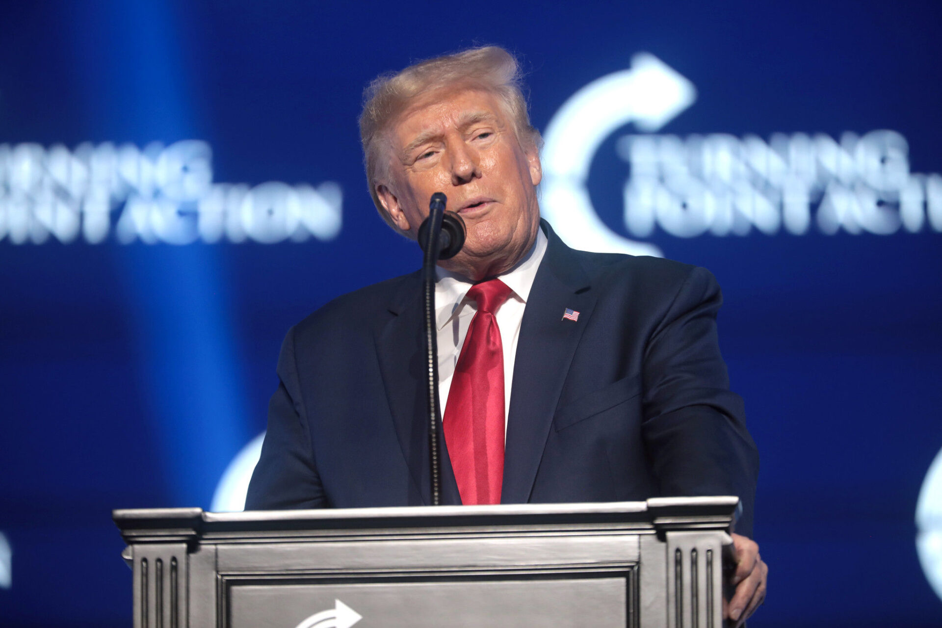 El expresidente de Estados Unidos Donald Trump hablando con los asistentes a la Cumbre de Acción Estudiantil 2022 en el Centro de Convenciones de Tampa, Florida. Foto por: Gage Skidmore.