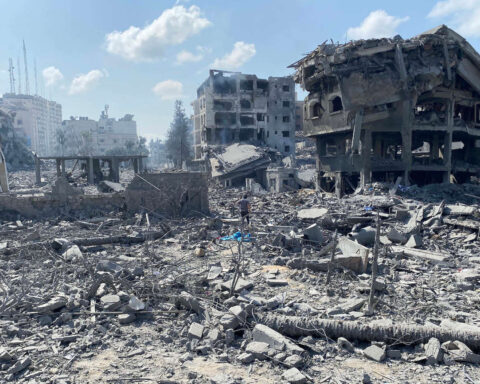Palestinos inspeccionan los daños tras un ataque aéreo israelí contra el área de El-Remal en la ciudad de Gaza, 10 de octubre de 2023. Foto por Naaman Omar. Wiki Palestina.