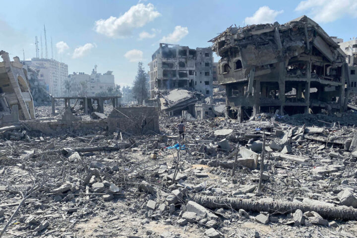 Palestinos inspeccionan los daños tras un ataque aéreo israelí contra el área de El-Remal en la ciudad de Gaza, 10 de octubre de 2023. Foto por Naaman Omar. Wiki Palestina.