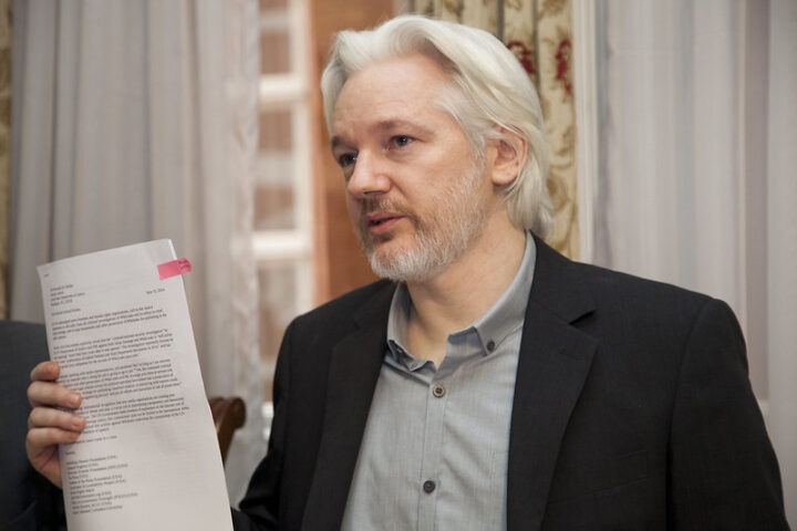 Canciller Ricardo Patiño y Julian Assange durante una rueda de prensa conjunta en Londres, Reino Unido, el 18 de agosto de 2014. El evento contó con la presencia de medios internacionales. Foto por David G Silvers. Cancillería del Ecuador.