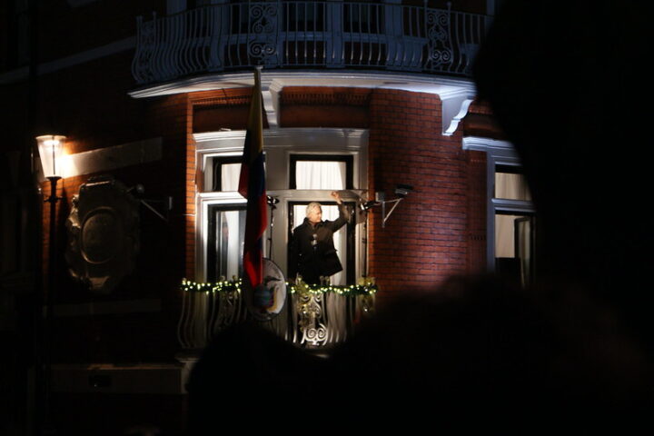 Julian Assange en la embajada de Ecuador en Londres. Foto de Carl Gardner, 2012.