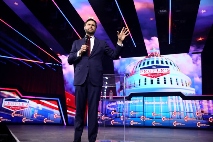 El senador estadounidense J. D. Vance hablando con los asistentes en The People's Convention en Huntington Place en Detroit, Michigan, el 16 de junio de 2024. (Foto de Gage Skidmore/Flickr)